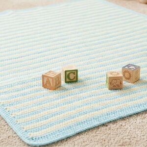 CHARMING HAND MADE KNITTED BABY BLANKET. New without tag